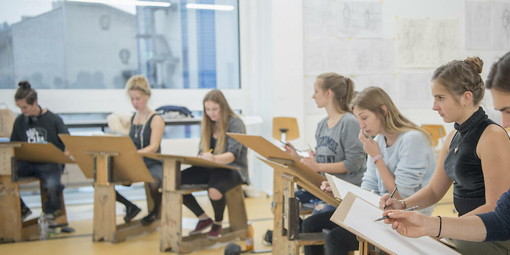 Die Hochschule Luzern präsentierte ihren Jahresbericht 2023. Auf dem Bild zu sehen Kunststudierende der HSLU. (Archivbild)