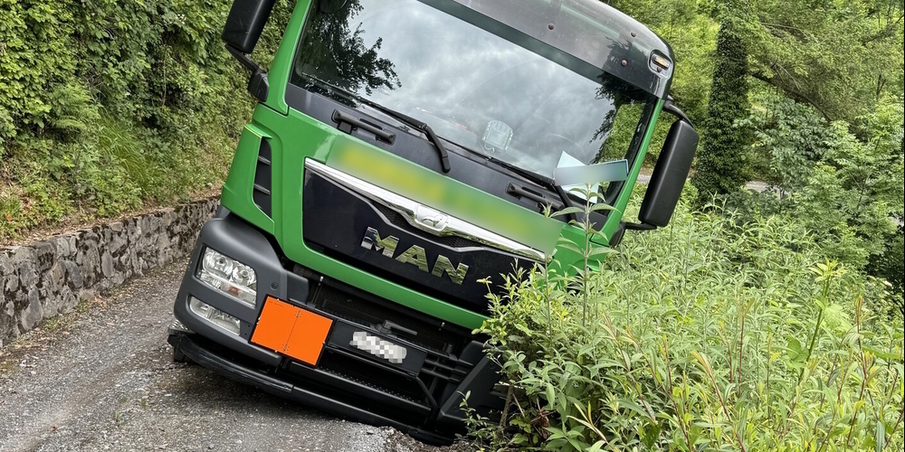 Die Feuerwehr konnte den Lastwagen sichern, der zuvor abzurutschen drohte.