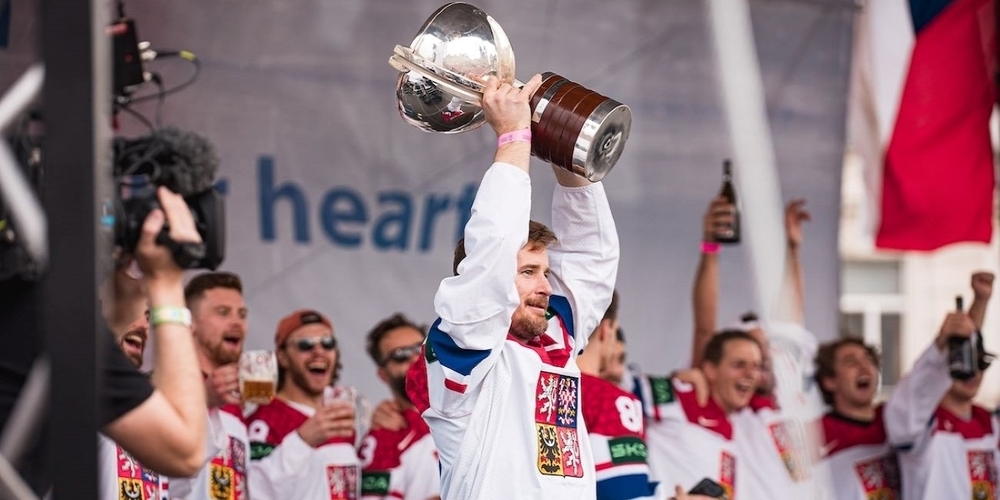 Lakers-Captain Roman Cervenka mit dem WM-Pokal beim Empfang in seiner Heimatstadt Prag. Der SCRJ ist stolz und gratuliert.