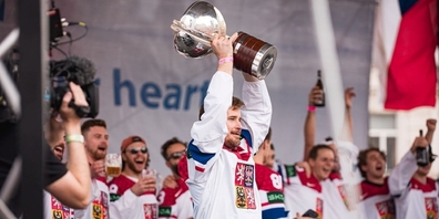 Lakers-Captain Roman Cervenka mit dem WM-Pokal beim Empfang in seiner Heimatstadt Prag. Der SCRJ ist stolz und gratuliert.