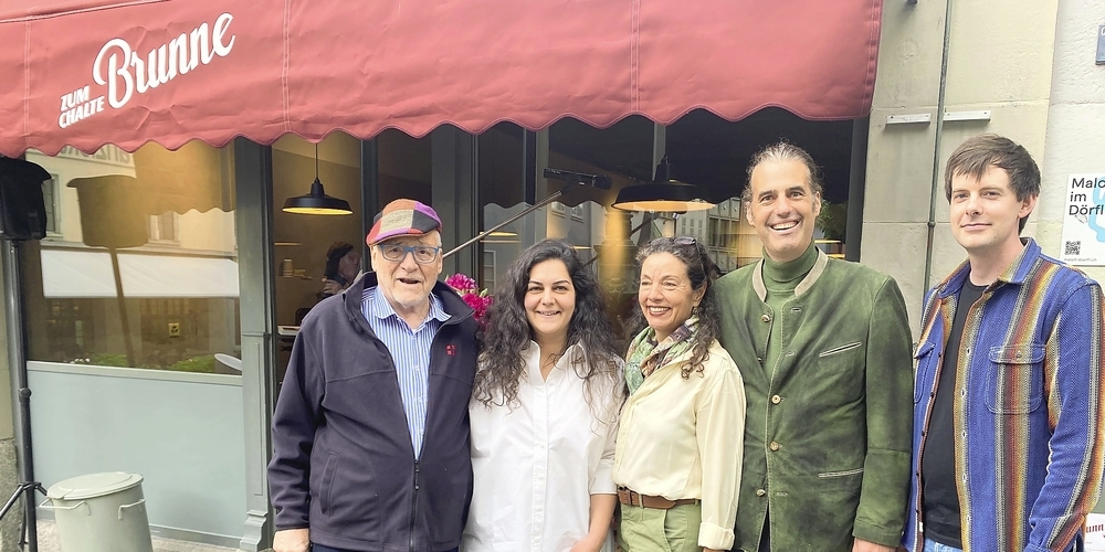 Der alt Stadtpräsident und die Crew vom «Chalte Brunne» (v. l.): Elmar Ledergerber, Zeynep Jud, Claudia Wanger, Nils Müller und Stefan Jud vor dem neuen Laden mitten im «Dörfli».