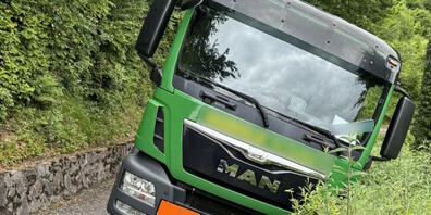 In Walenstadt SG ist ein Tanklastwagen von der Strasse abgekommen.