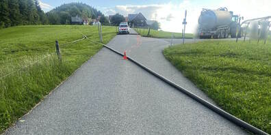 Der Motorradfahrer versuchte den Schlauch zu überfahren, was misslang.