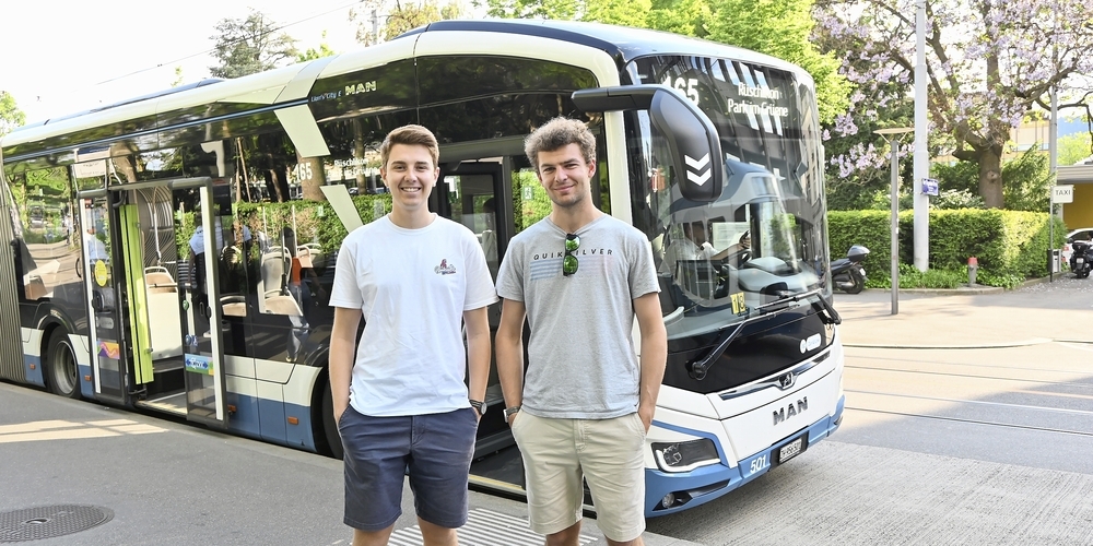 Joel Billeter und Silvan Etter vor einem neuen Elektrobus, der vom Bürkliplatz nach Rüschlikon fährt. Da er die Stadt verlässt, war er nicht Bestandteil der Arbeit.