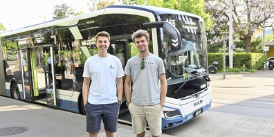 Joel Billeter und Silvan Etter vor einem neuen Elektrobus, der vom Bürkliplatz nach Rüschlikon fährt. Da er die Stadt verlässt, war er nicht Bestandteil der Arbeit.
