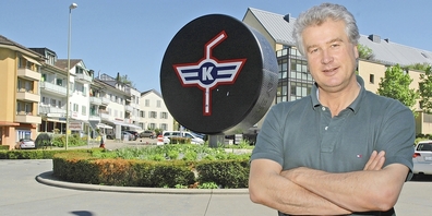 Der österreichische Nationaltrainer Roger Bader 2017 vor dem Pick-Kreisel. Er wohnt in Kloten und besucht regelmässige Spiele im Schluefweg.