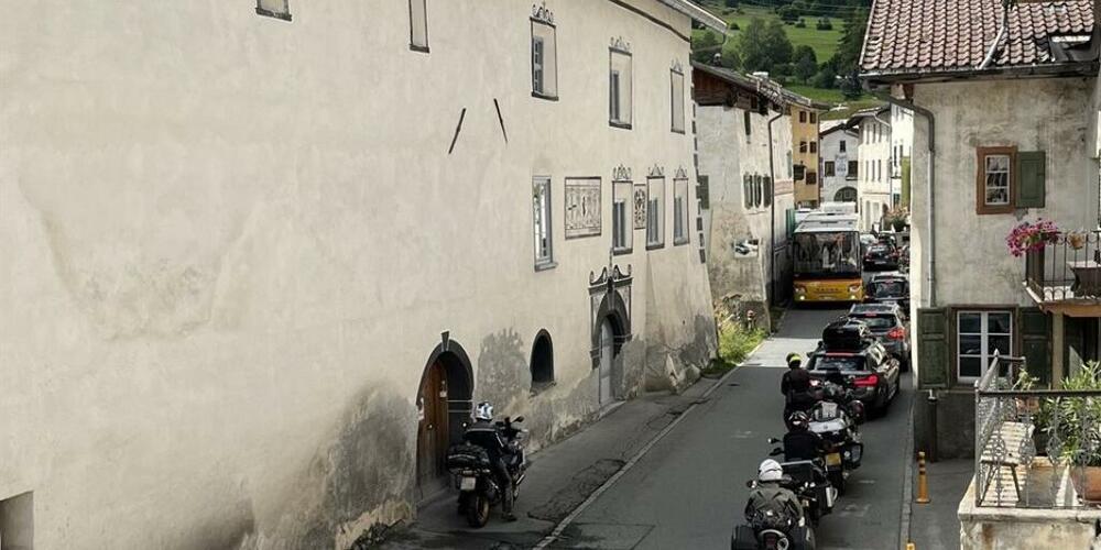 Stehender Kolonnenverkehr durch den engen Dorfkern von St. Maria.