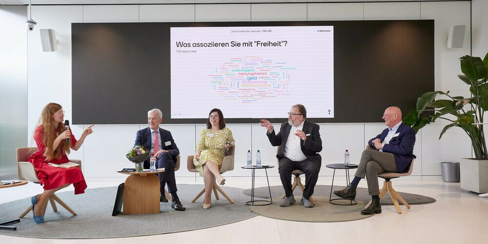 Die Diskussionsrunde zum Thema «Freiheit» (v.l.n.r.): Moderatorin Claudia Brühwiler, Günter Müller-Stewens, Antoinette Weibel, Jürgen Kaube und Roger de Weck.