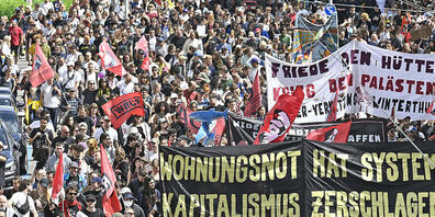 Am Wochenende fand in Zürich eine Demonstration mit Tausenden Personen statt. Der Regierungsrat will im Gesetz verankern, dass Polizeieinsätze an Demonstrationen, die aufgrund ihrer Grösse den Grundauftrag sprengen, verrechnet werden.  (Archivbild)