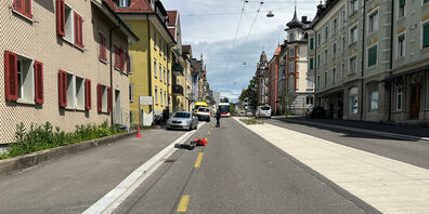 Der Autofahrer streifte den E-Scooter-Fahrer, dieser stürzte zu Boden.