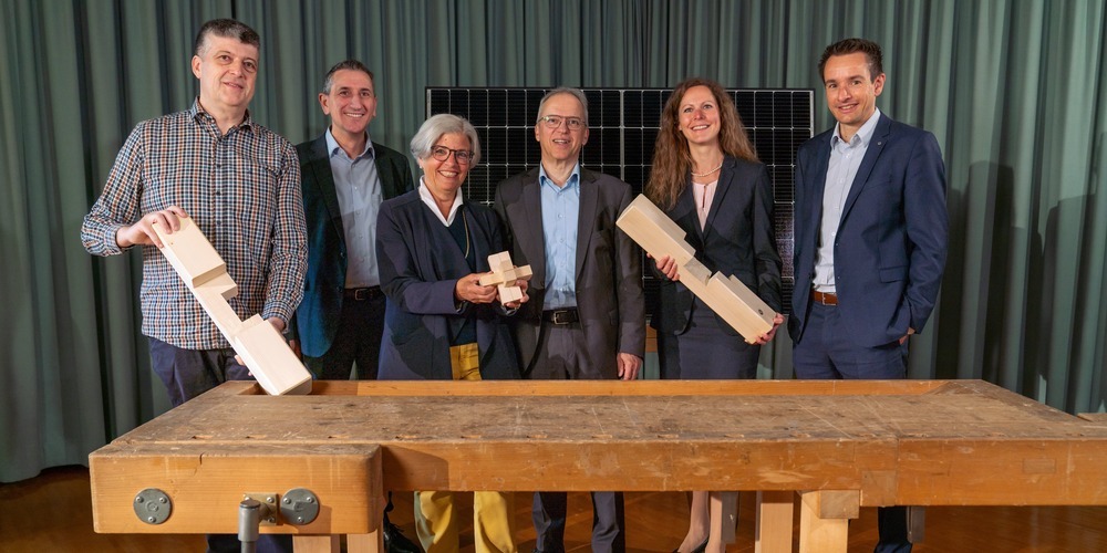 Freuen sich über das grosszügige SGKB-Engagement zugunsten des Forums Innovation und Nachhaltigkeit (v.l.n.r.): Sepp Fust, Präsident Genossenschaft Werkraum Holz&Energie, Alois Gunzenreiner, Gemeindepräsident Wattwil, Lucrezia Meier-Schatz, Mitglied Beirat Forum Innovation&Nachhaltigkeit, Urs Cavelti, Leiter Privat- und Geschäftskunden West SGKB, Katharina Ledergerber, Leiterin Niederlassung Wattwil SGKB, und Matthias Hautle, design. Leiter Privat- und Geschäftskunden West SGKB