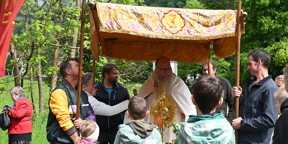 Fronleichnamprozession in Vorderthal. 