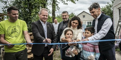 Martin Huber (rechts) bei der Einweihung eines Wohnmoduls in der Ukraine. Bild: Pascal Mora