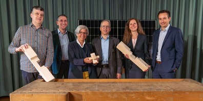 Freuen sich über das grosszügige SGKB-Engagement zugunsten des Forums Innovation und Nachhaltigkeit (v.l.): Sepp Fust, Präsident Genossenschaft Werkraum Holz&Energie, Alois Gunzenreiner, Gemeindepräsident Wattwil, Lucrezia Meier-Schatz, Mitglied Beirat Forum Innovation&Nachhaltigkeit, Urs Cavelti, Leiter Privat- und Geschäftskunden West SGKB, Katharina Ledergerber, Leiterin Niederlassung Wattwil SGKB, und Matthias Hautle, design. Leiter Privat- und Geschäftskunden West SGKB.