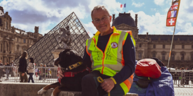 Rainer Züst in Paris mit Hund und umgebautem «Baby-Jogger-Stroller».