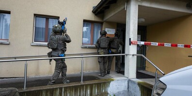 Die Interventionseinheit stürmt das Espel in Gossau in einer Bedrohungslage - die Übungen sind so realitätsnah wie möglich aufgebaut.
