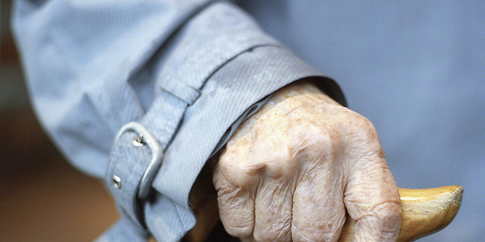 Eine 91-jährige Frau aus der Türkei, die beim Erdbeben im Februar 2023 ihr Haus und ihr gesamtes Hab und Gut verlor, darf in der Schweiz bleiben. Das Zürcher Verwaltungsgericht hat entschieden, dass sie eine Aufenthaltsbewilligung bekommt. (S...