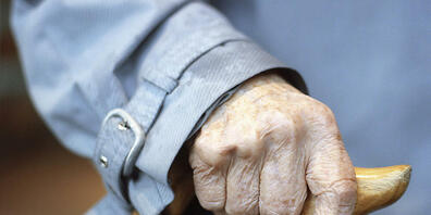Eine 91-jährige Frau aus der Türkei, die beim Erdbeben im Februar 2023 ihr Haus und ihr gesamtes Hab und Gut verlor, darf in der Schweiz bleiben. Das Zürcher Verwaltungsgericht hat entschieden, dass sie eine Aufenthaltsbewilligung bekommt. (S...