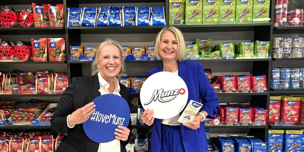 Mit ihren Mitarbeitenden bereit für das "Munz"-Geburtstagsfest: Cordula Glasmacher (Lead Branding & Communications Munz/Minor, links) und Caroline Derungs (Leiterin Erlebniswelt Chocolarium).