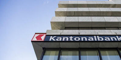 Die Mitte fordert für die Geschäftsleitung der Schwyzer Kantonalbank eine Vergütungslimite nach oben. (Archivbild)