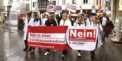 Jürg Lymann (links, Präsident der Ärztegesellschaft Kanton St.Gallen), Eva Lemmenmeier (2.v.l., SP-Kantonsrätin) und Dana Zemp (3.v.r., ehemalige Kantonsärztin) marschierten voraus.