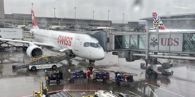Wenn es regnet, stehen die Gepäckwagen oft ohne Schutz da. Vom Flughafen heisst es, dass dies nur bei Windwarnung geschieht. Die Realität ist eine andere. Grund: Der Zeitdruck. 