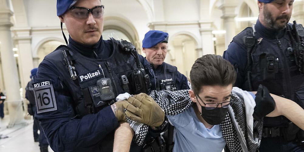 Nach wenigen Stunden war der Sitzstreik an der ETH Zürich zu Ende. Am frühen Nachmittag trugen Polizisten die Palästina-Demonstrierenden aus der Haupthalle.