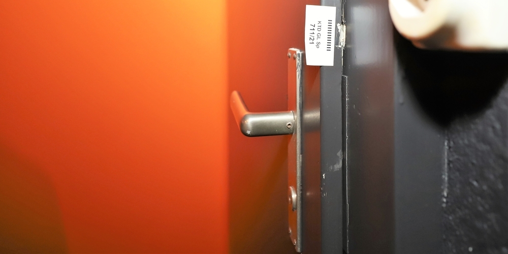 Eine unbekannte Täterschaft drang durch eine Eingangstüre zum Technikraum in das Hotel ein, um im Restaurant nach Geld zu suchen. (Symbolbild)