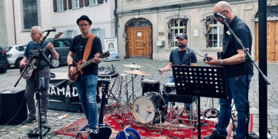 Die Band «Darmadoor» bei ihrem Auftritt an einer der vergangenen Städtli Stubete vor dem Restaurant Rathaus