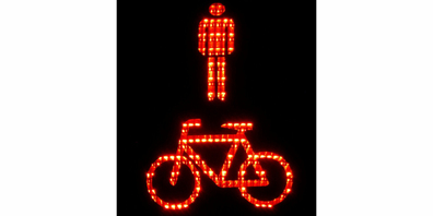 Schülerinnen und Schülern der 5. Primarschulklassen nehmen an Radfahrerprüfungen teil.