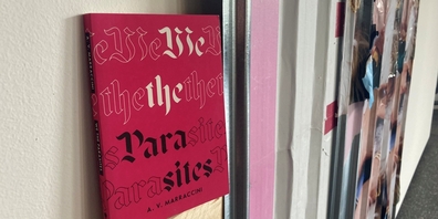 A.V. Marraccinis Buch «We the Parasites» bildet die Grundlage für den parasitären Lektüreabend auf deutsch und englisch.
