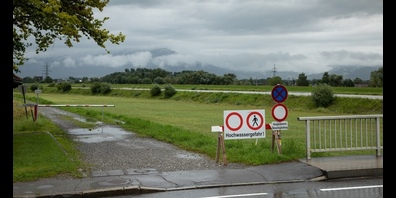 Gesperrt: Der Zugang zum Rheinufer bei Höchst.