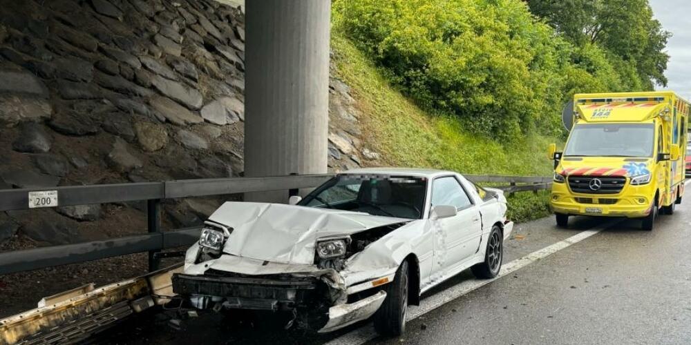 Eine 30-jährige Autofahrerin ist mit ihrem Auto in der Autobahneinfahrt Rapperswil verunfallt.