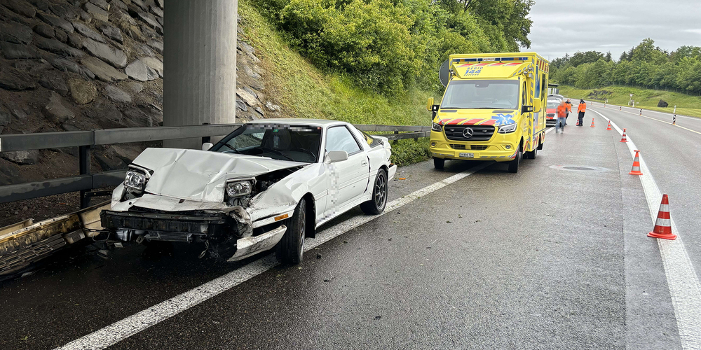 Aufgrund des nassen Untergrunds brach das Heck des Autos aus, die 30-jährige Fahrerin konnte ihr Fahrzeug nicht mehr kontrollieren und prallte in die Leitplanke.