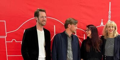 Jean-Daniel Strub (2. v.l.) und Michèle Dünki-Bättig (2. v.r.) führen die SP Kanton Zürich neu im Co-Präsidium. Sie folgen auf Andreas Daurù (l.) und Priska Seiler Graf.