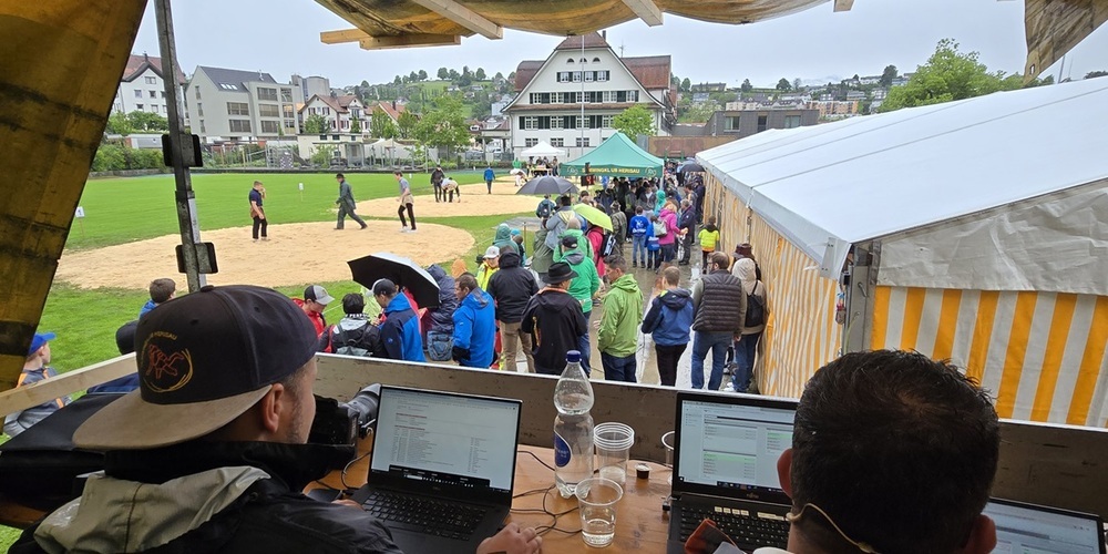 Blick vom Speakerwagen auf die Sägemehlringe und das Festzelt.