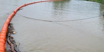 Wegen der öligen Wasserverschmutzung legte die Feuerwehr bei Altenrhein Ölsperren aus.