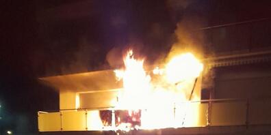 Das Feuer auf dem Balkon brach in der Nacht auf Sonntag aus.
