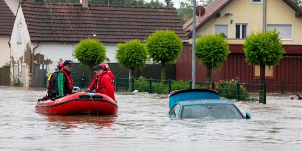 In Süddeutschland kämpfen die Menschen verzweifelt gegen die Fluten.