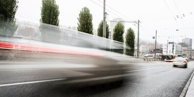 Viel zu schnell war ein Lenker am Montagmorgen in der Au unterwegs.