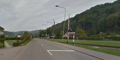 Der Bahnübergang Tösstalstrasse beim Schwimmbad wird für Bahngleisarbeiten gesperrt.