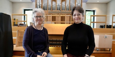 Esther Hobi-Schwarb (links), Leiterin der Region Linth von der Diözesanen Kirchenmusikschule, und Organistin und Orgellehrerin Diana Pál (rechts)