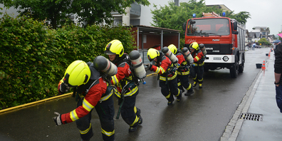 Kraftprobe mit Feuerwehrauto.