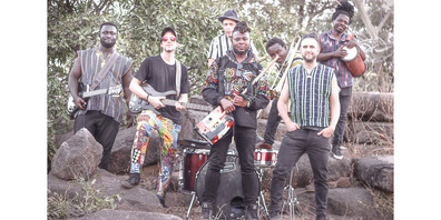 In Ghana gilt Stevo Atambire (vorne Mitte) als Superstar und als grosse Attraktion. Mit seinen «World Citizen», einer interkontinentalen Formation aus Ghana und der Schweiz, tritt er während seiner Europatournee am 11. Juli an den Street Music Nights auf.