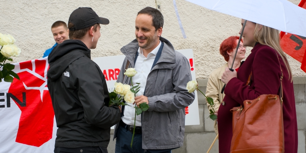 SP-Kantonsrat Dario Sulzer (m.), Fraktionspräsident der neuen SP-Grünen-GLP-Fraktion, erhält von der Juso eine weisse Rose. Die rote muss er sich erst zurückverdienen.