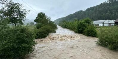 Die Töss führt ausserordentlich viel Wasser.