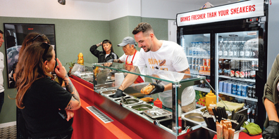Gemeinsam als Team eröffneten Nicolas Näf (m.r.) und Tri Phan (m.l.) ihren eigenen Take-Away.
