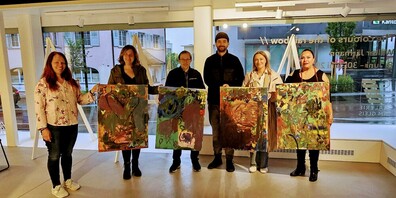Die am Nationentag erstellten Gemälde werden weiterhin Freude bereiten. Im Bild von links: Zinta Okle (Galerie am Gleis), Sereina Bär (Gemeinderätin), Fabian Scherler (OK Nationentag), Dino Radoncic (Galerie am Gleis), Sanja Kriznik Sostaric (Präsidentin OK Nationentag) und Claudia Linnemann (OK Nationentag).