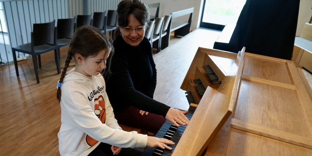 Die neunjährige Nina (l.) aus Rapperswil wagt sich zum ersten Mal an das grosse Instrument heran. Organistin Diana Pál sitzt daneben.