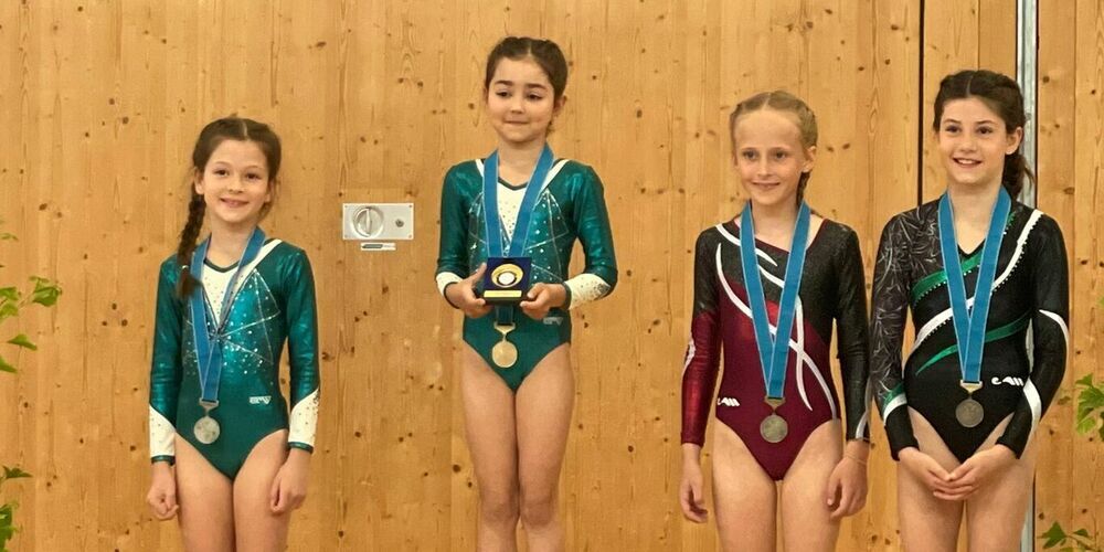 Komplettes Rheintaler Podest in der Kategorie 2 (v.l.n.r.): Jara Bllaca (2. Platz, Widnau), Yara Spirig (1. Platz, Widnau), Mia Hutter (3. Platz, Kriessern) und Mariella Keller (3. Platz, Staad)